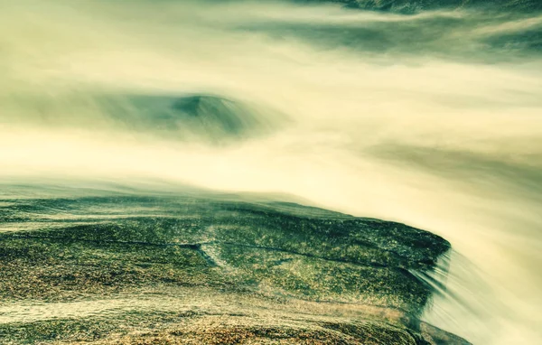 Köpüklü şelale ile hareket bulanıklığı dağlarda — Stok fotoğraf