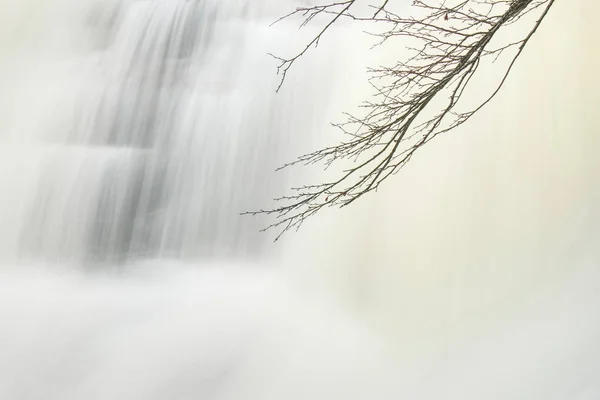 Cachoeira espumosa com borrão de movimento nas montanhas — Fotografia de Stock