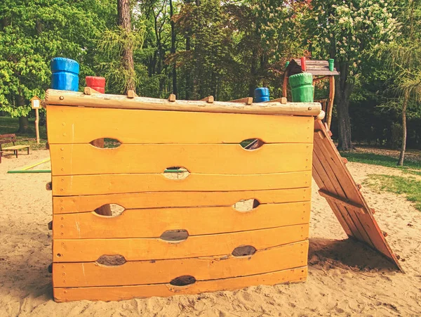 Trou orteil et main tenir des goujons sur la planche en bois — Photo