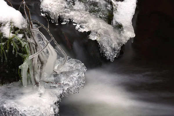 Detalj av isen i floden. Ljusa reflektioner i istappar — Stockfoto