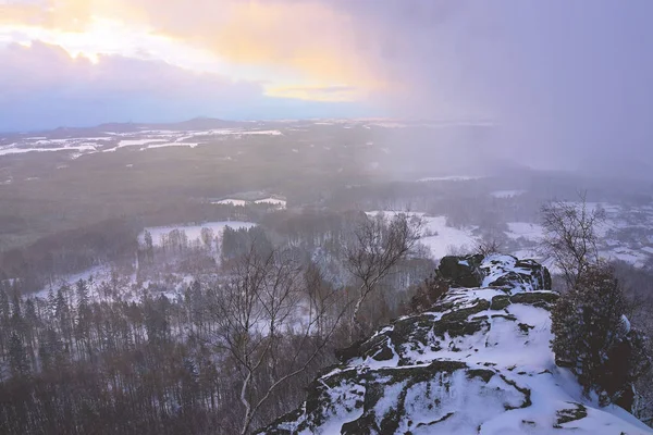 Snöiga stenig kulle. Bergets topp på vintern — Stockfoto