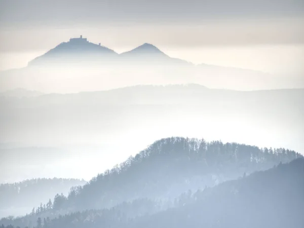 丸みを帯びた丘の風景の中の上の青い霧. — ストック写真