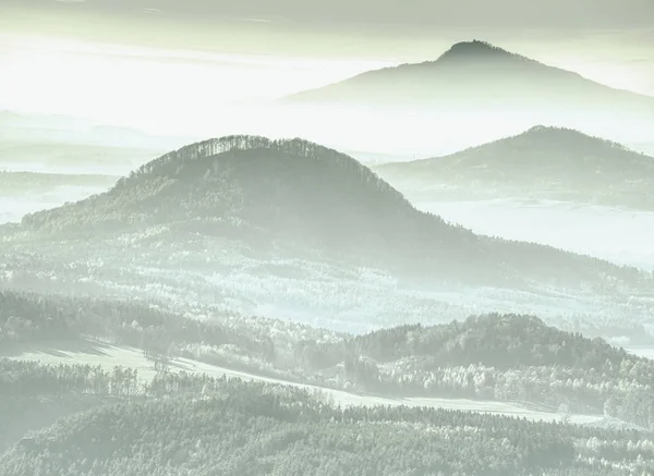 Уютный холмистый ландшафт с высоким уровнем шума в воздухе . — стоковое фото