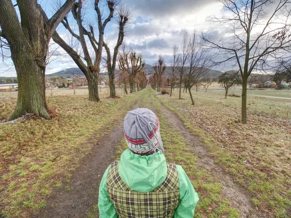 Señora en ropa de trekking caminar en la avenida del árbol de otoño — Foto de Stock