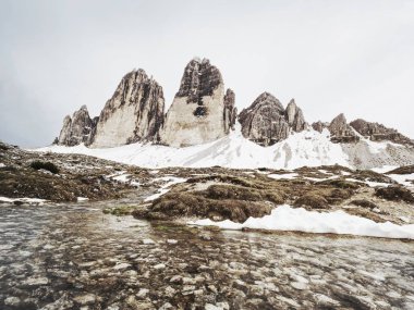 Kuzey tarafında Sexten Dolomites sembolü. Kayaların etrafında popüler iz üzerinden görebilirsiniz. 