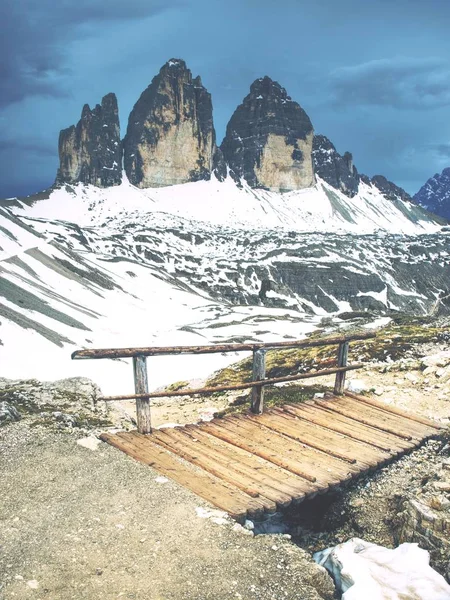 Bro med ledstång på populära vandringen runt Tre Cime di Lavaredo — Stockfoto