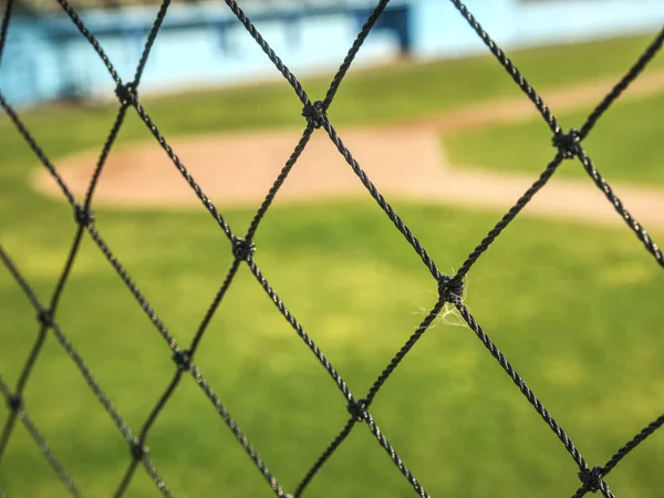 Lege honkbal groen veld Bekijk Grandstand. — Stockfoto