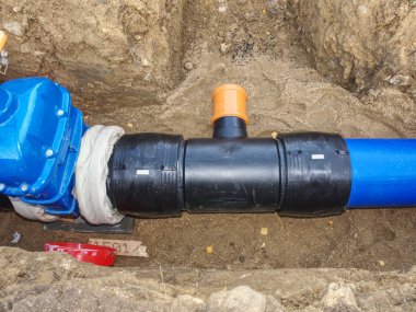 Büyük çaplı plastik borular kaynaklı parçalar. 