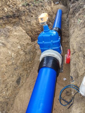 Büyük çaplı plastik borular kaynaklı parçalar. 
