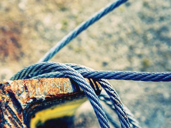 Sling de corda de fio de aço e braçadeira de cabo de metal — Fotografia de Stock