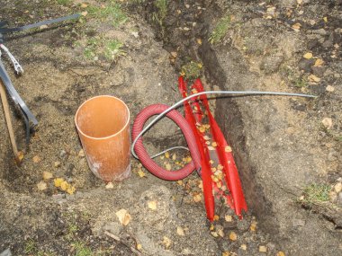 Esnek koruyucu tüplerde elektrikli teller