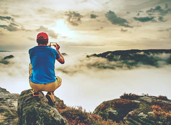 Touriste à la montagne prendre des photos avec téléphone à écran tactile — Photo