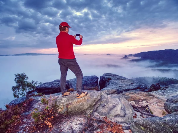 Viaggiatore in vacanza foto dal cellulare di bel tramonto nella natura autunnale — Foto Stock