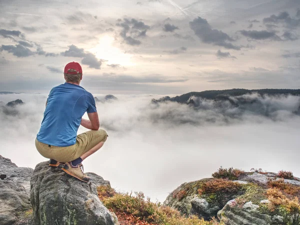 L'uomo gode di fantastica alba da sogno sulla cima di una montagna rocciosa — Foto Stock