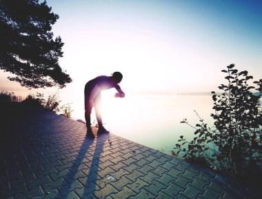 Kalp hızı monitör bakarak koşan adam. 