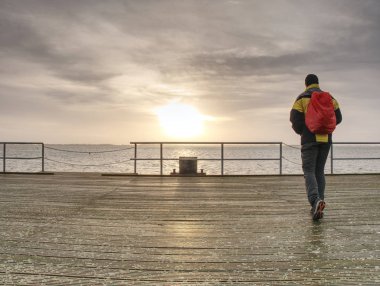 Gezgin feribot limanında, pier turistik tatil sırt çantası ile. 