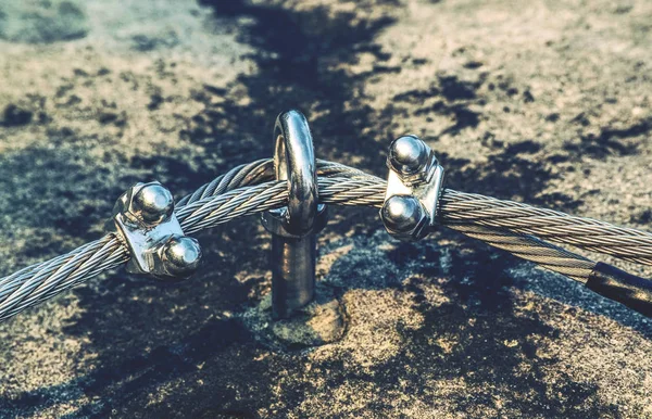 Klättring stål bult cementerats i sandsten rock — Stockfoto