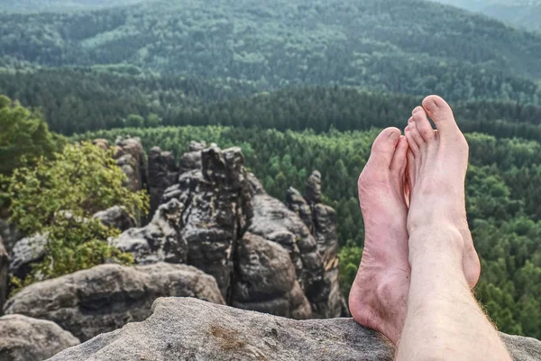 Caminhantes cansados pernas sem sapatos. Pernas nuas no pico — Fotografia de Stock