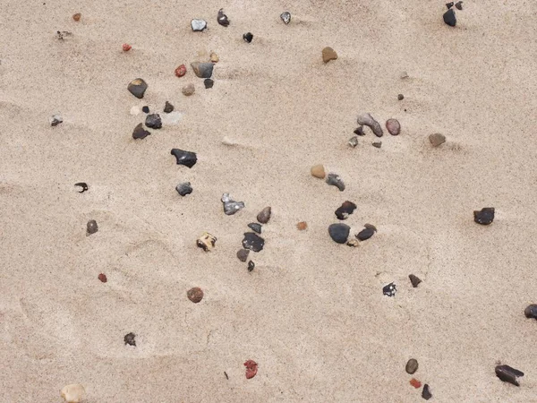 Stenes ve çakıl kum Beach. Offshore üzerinde romantik yürüyüş — Stok fotoğraf