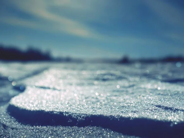 La nieve brillaba con el sol. Hermosa nieve real — Foto de Stock