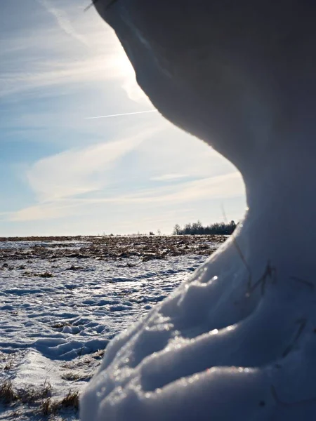 Sciogliere ghiacciato paesaggio manin neve. La gente cammina — Foto Stock