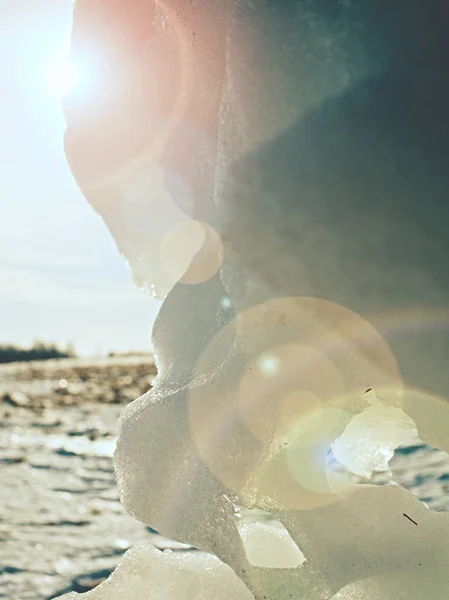 Pedazo de hielo con contorno y destellos de sol — Foto de Stock