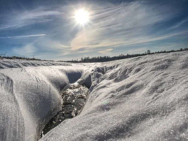 Hole in icy snow with sun flares. Lovely winter — Stock Photo, Image