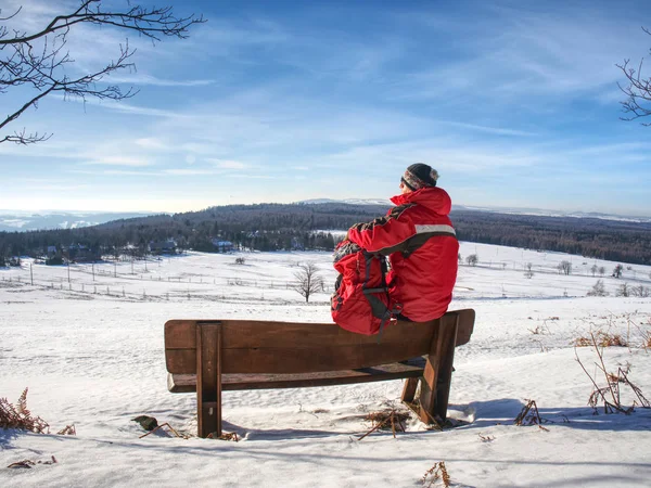 겨울 시간 산책 배낭과 남자 등산객 — 스톡 사진