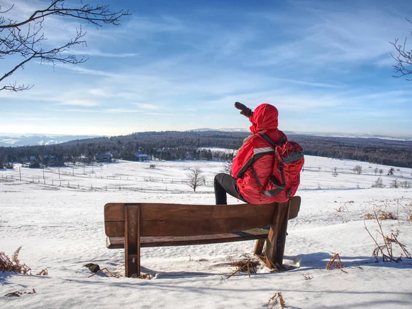 Tall man walking in snow on winter day — Stock Photo, Image