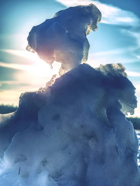 Schmelzende eisige Schneemannlandschaft. Menschen gehen — Stockfoto