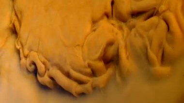 Sıvı içinde renkli spa havuzları. Renkli dağıtmaya su zehirlenmesi sızıntısı. Renkli soyut şekiller oluşturarak kimyasal boyama. Renkli kimyasal deney.