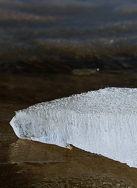 Eisscholle an gefrorener Seeoberfläche mit Spiegelung. — Stockfoto