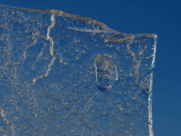 Zon stralen gevangen in scheuren in het ijs stuk. Gebroken drijft — Stockfoto