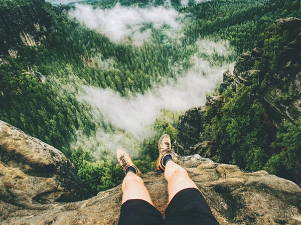 Hiker legs hiking in fall nature. Guy just relax on mountain top — Stock Photo, Image