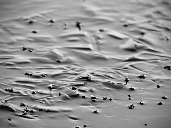 Abstrakta ytan av frusen sjö. Frusna luften i isen — Stockfoto