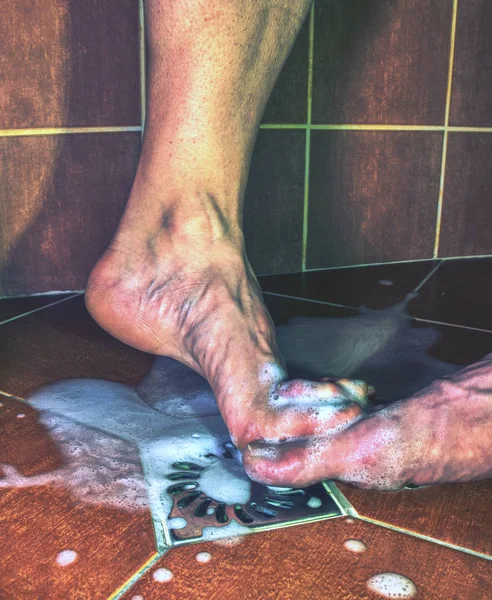 Amantes, hombre y mujer descalzos en la ducha . — Foto de Stock