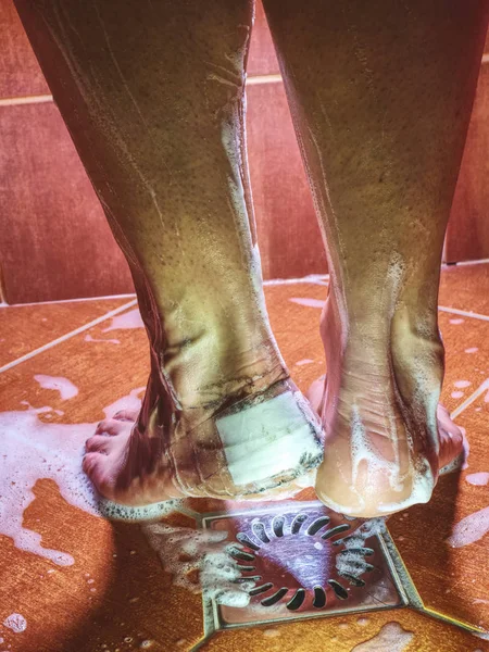Жінка приймає душ з пастором на п'яті блістер — стокове фото