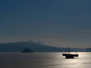 Yapısını donmuş deniz ve güneşli bir gün. Seçici odak