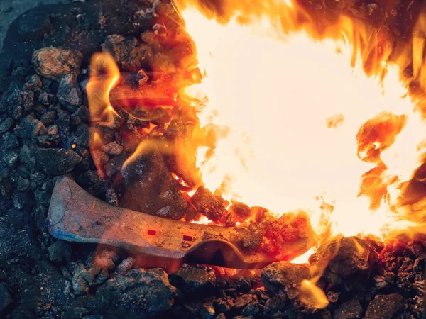 Calefacción barra de hierro en horno herrero viejo — Foto de Stock