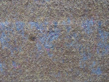 Kalın konu ile dikili eski yıpranmış halı