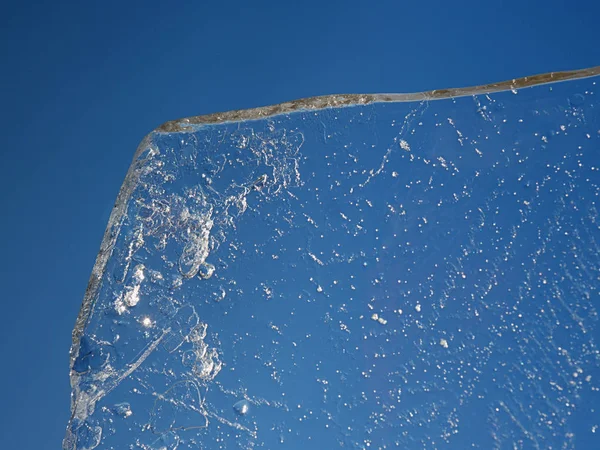 Gelo contra céu com sol quente. Derretimento de iceberg fino — Fotografia de Stock