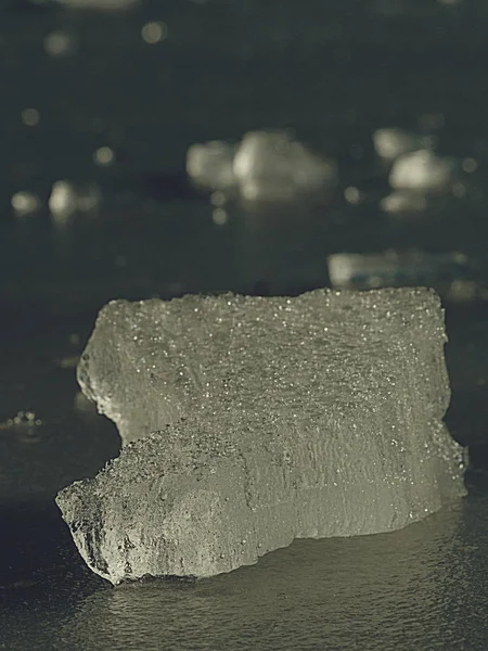 Glaciar roto o una plataforma de hielo. Reflexión en el hielo —  Fotos de Stock