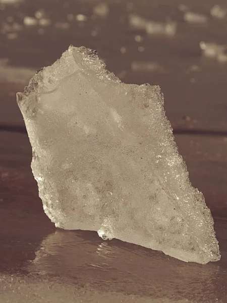 Зламаний льодовик або шельф льоду. Віддзеркалення в льоду — стокове фото