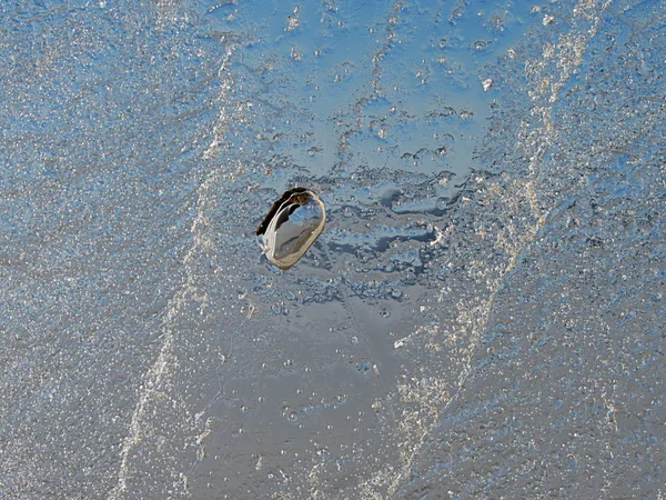 春の日の湖の銀行に氷反対の輝く部分 — ストック写真