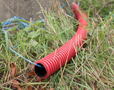 HDPE ve kırmızı protectivep boru tel. Kablo hatları