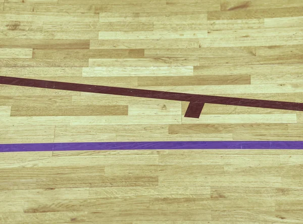 Чорні лінії в ігровому дворі на дерев'яній ламіно підлозі. Зношені — стокове фото
