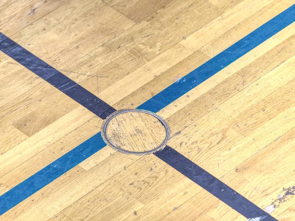 Dop de acoperire cerc pentru echipamente sportive în podea de sala de gimnastică școlară . — Fotografie, imagine de stoc
