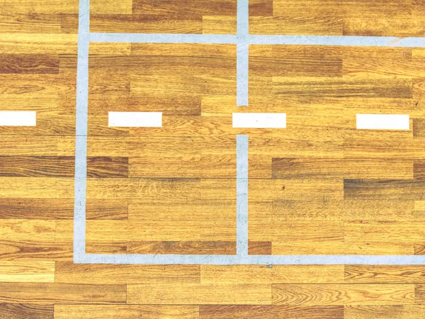 Linha branca na corte de madeira do assoalho. Ginásio para jogar futsal — Fotografia de Stock