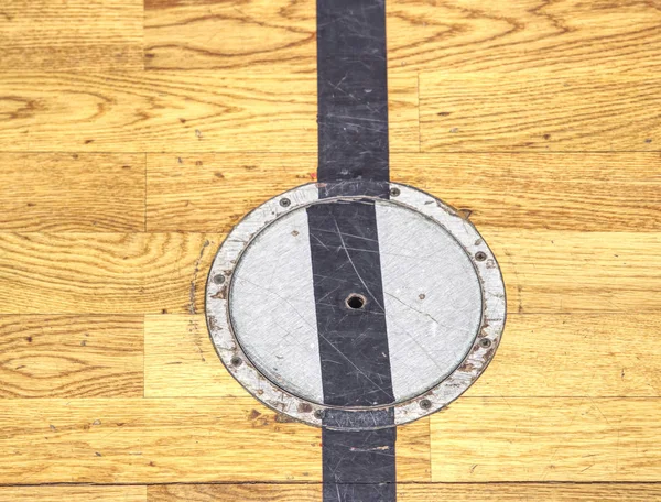 동그라미 표지 학교 체육관의 바닥에 스포츠 장비에 대 한 연결. — 스톡 사진