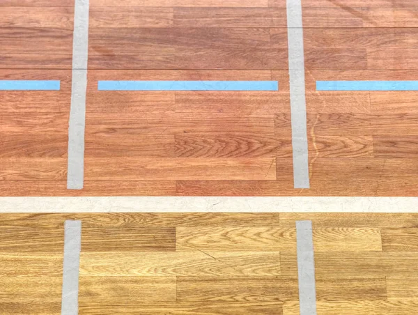Bílá čára v hale hřiště. Obnovení dřevěná podlaha. — Stock fotografie